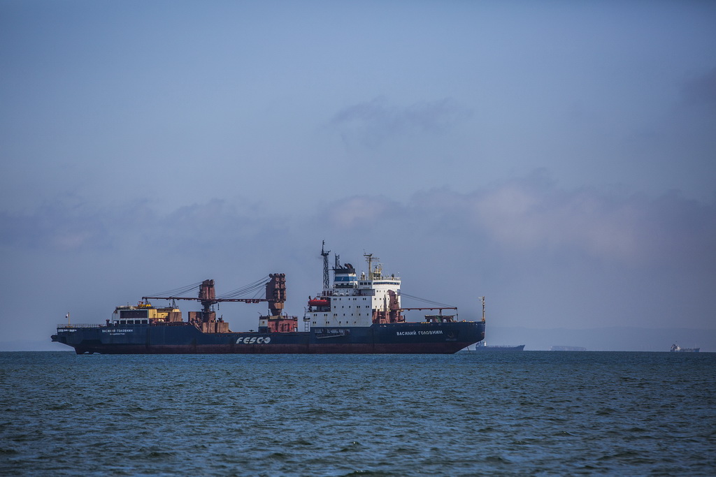 В беде не бросили: в Магадан направили два дополнительных судна из Приморья
