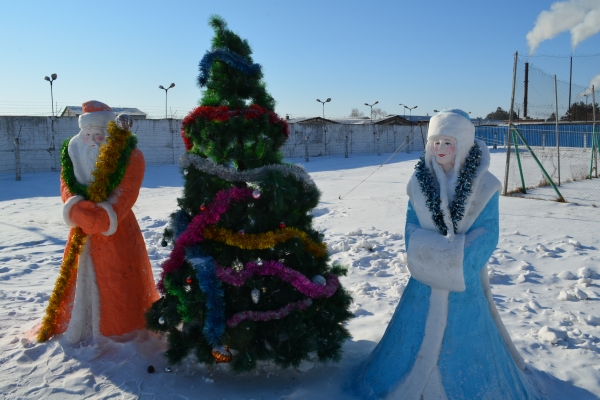 Праздник для всех: осужденные украсили колонии новогодними фигурами из снега и льда
