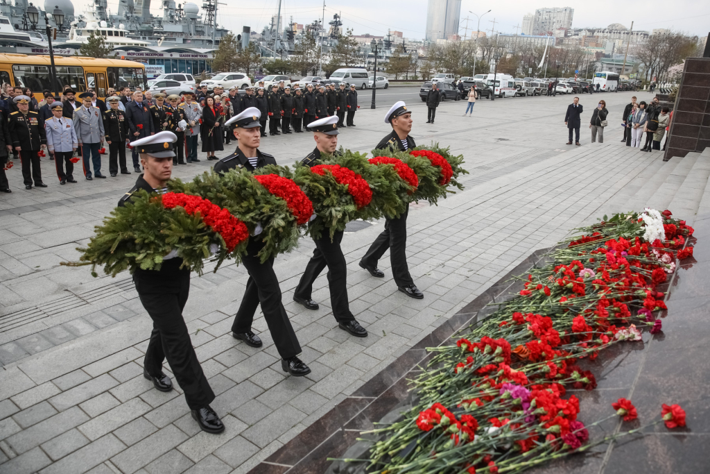 Накануне праздника: во Владивостоке возложили цветы к «Вечному огню»