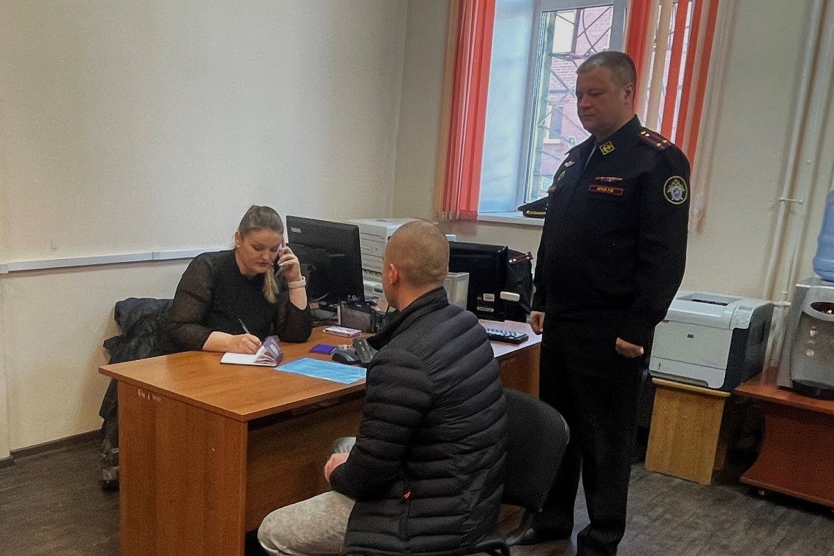 Вместе с гражданством бывшие мигранты получают в Приморье повестки в военкомат