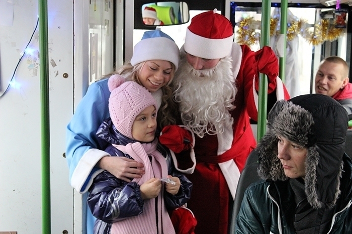 Дед Мороз и Снегурочка будут поздравлять пассажиров трамвая во Владивостоке