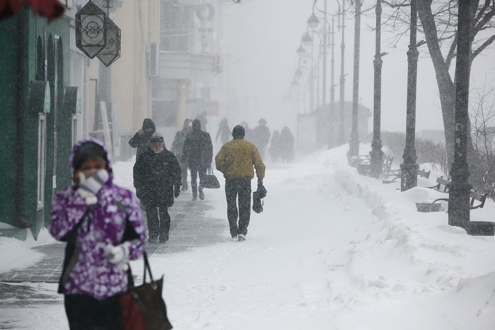 Снег во Владивостоке: город сковали пробки и аварии (фото обновляется)