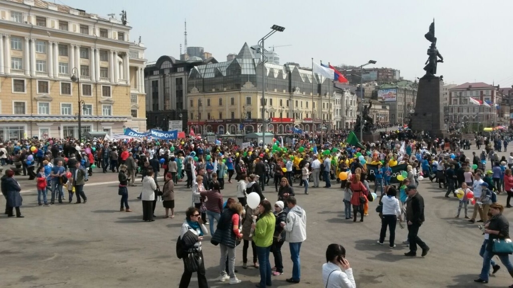 День весны и Труда празднуют на центральной площади Владивостока