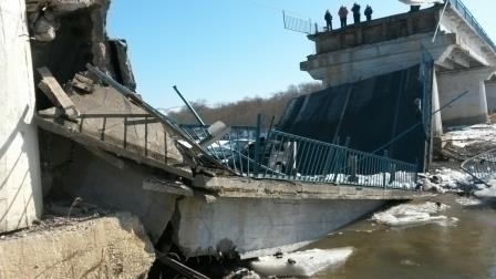 Проезд в месте обрушения моста в Приморье начали восстанавливать