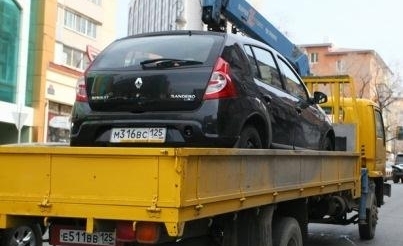 Житель Владивостока украл автомобиль с помощью эвакуатора