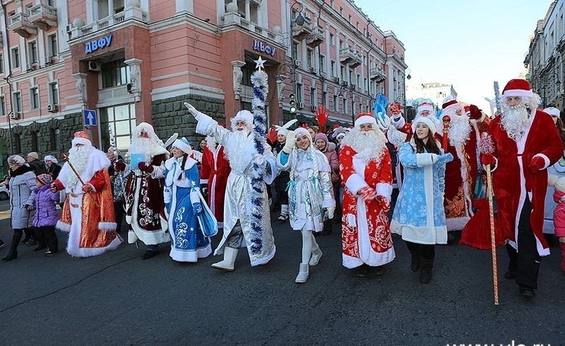 Дедов Морозов и Снегурочек приглашают на праздничное шествие во Владивостоке