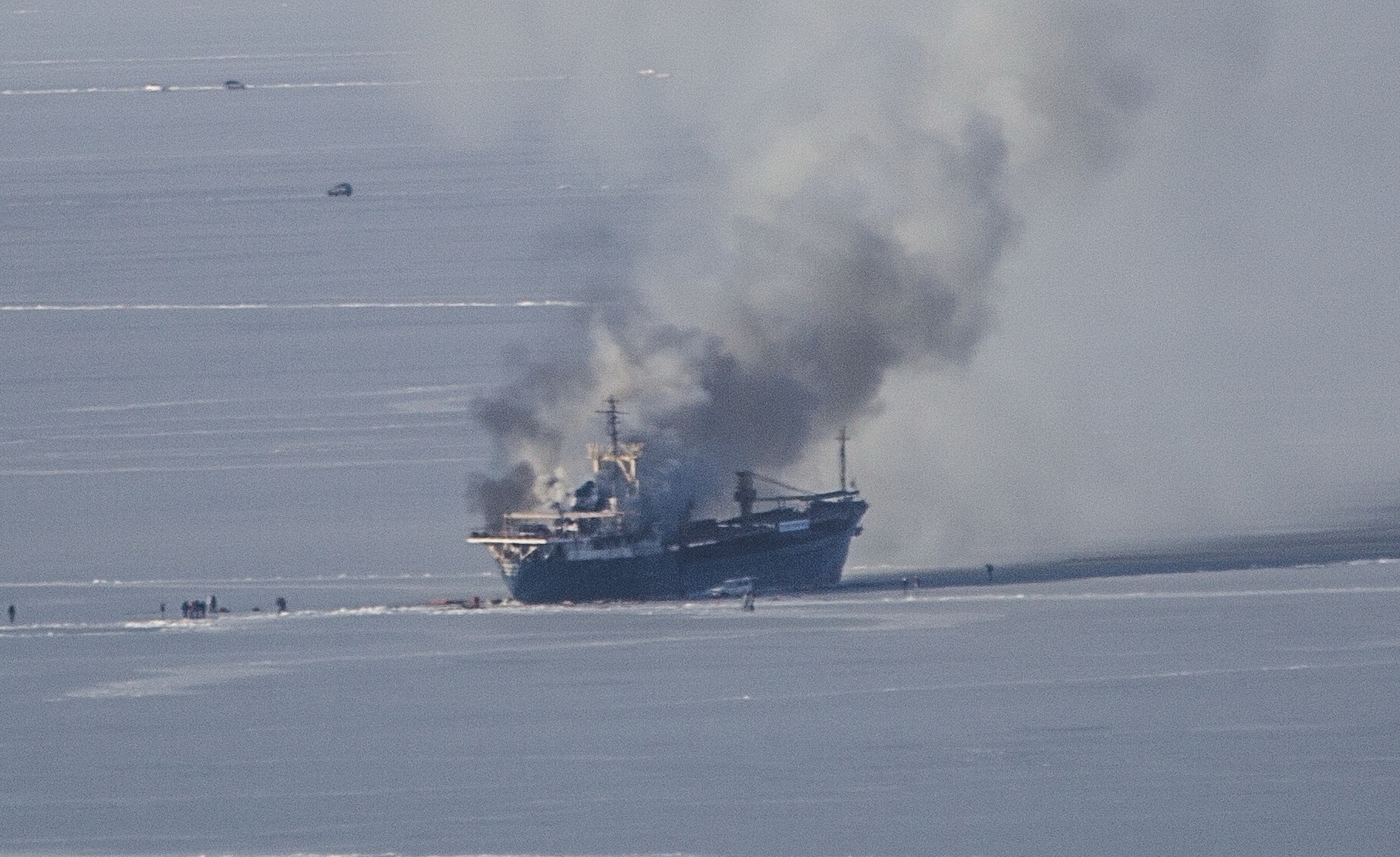 Брошенное в Приморье судно загорелось в Амурском заливе
