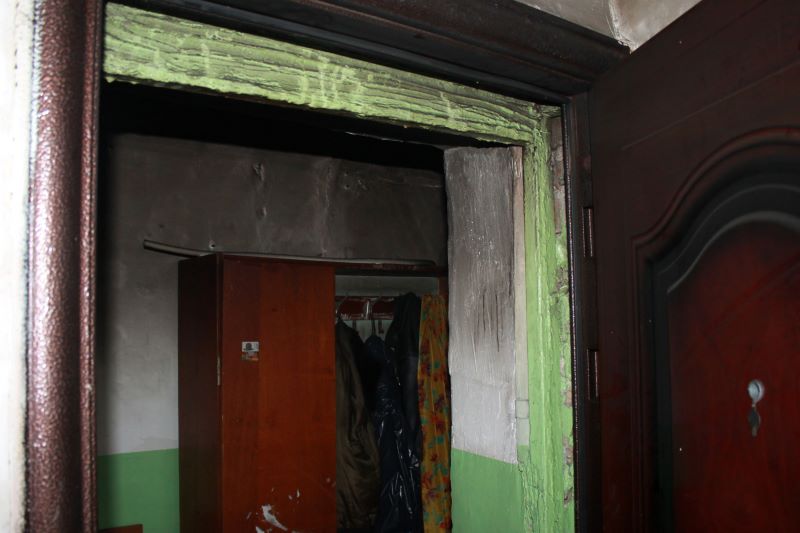 Продам после пожара. Дверь после пожара. Квартира после пожара. Кирпичный дом после пожара. Фото комнаты после пожара.