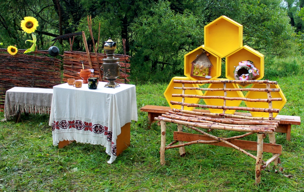 На сладкий праздник в Анучино даже пчелы слетелись