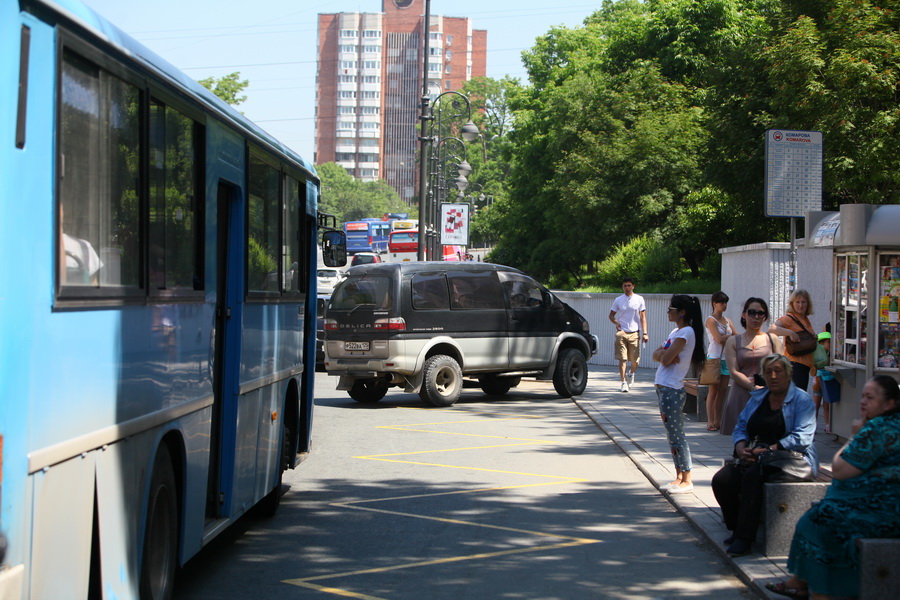 Хожу владивосток. Остановка парк Победы Владивосток. Остановка Суханова Владивосток. В автобусе возит Владивосток. Владивосток ходить по городу.