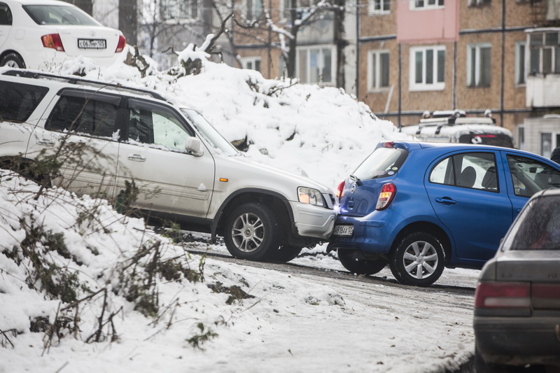 В Приморье из-за снежного циклона в ДТП пострадали более 250 авто