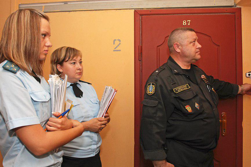 Житель Владивостока рассчитался по долгам с автосалоном после запрета выезда за границу