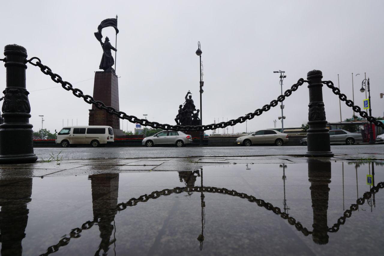 Во Владивостоке рекомендовали сократить рабочий день из-за влияния тайфуна «Кроса»