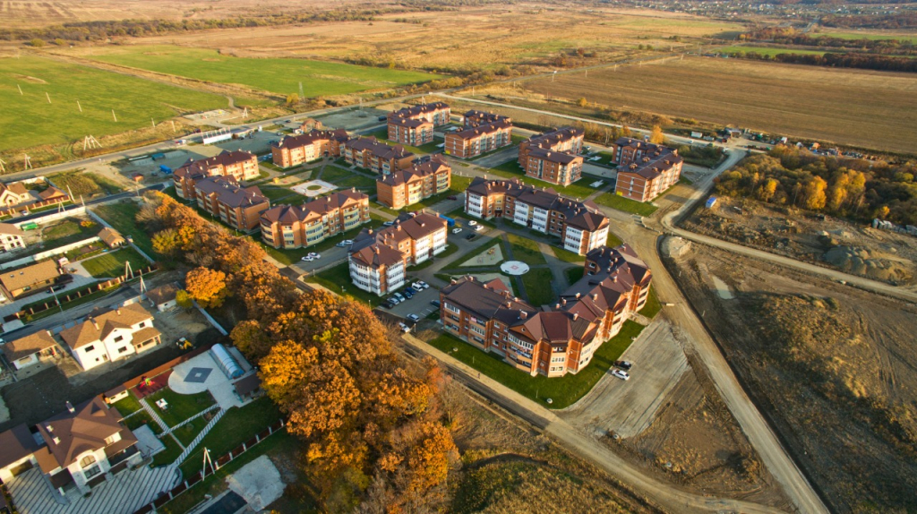 Жилье поселок. Микрорайон Радужный Уссурийск. ЖК Радужный Уссурийск. Поселок Радужный Приморский край. Микрорайон Радужный Уссурийск Приморский край.