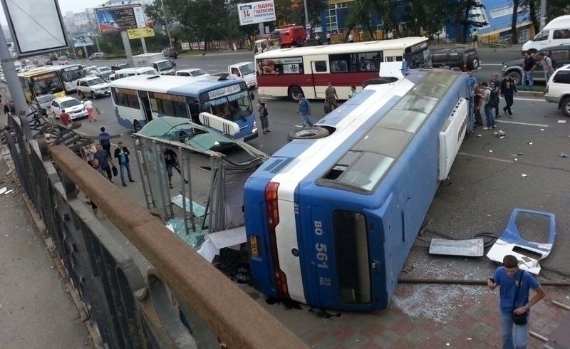 Появилось видео аварии автобуса на остановке «Молодежная» 
