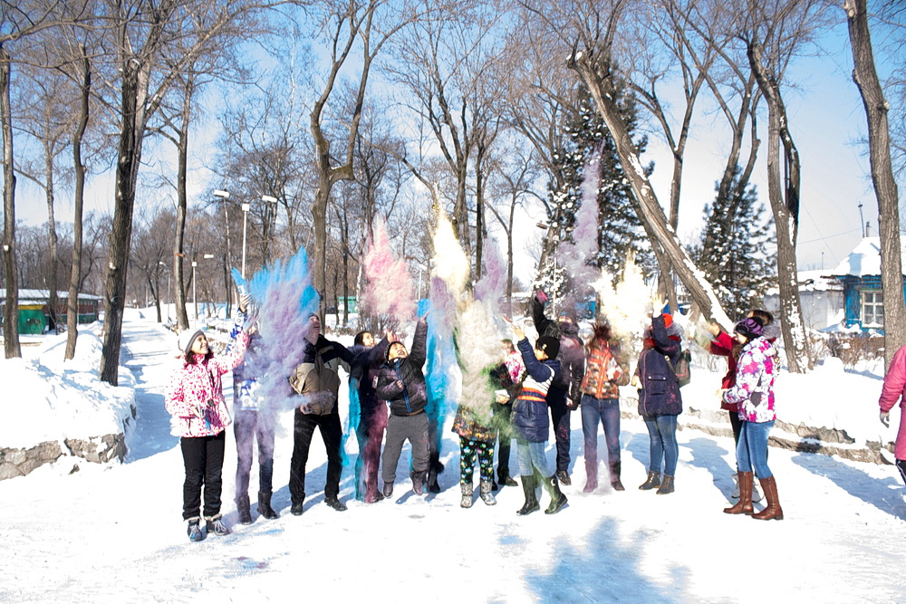 Новости холе. Краски Холи зимой. Краска Холи на снегу. Дети в красках Холли зима. Краски Холли зимой фото.
