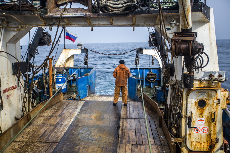 Свежие вакансии приморский край. Рыболовецкий колхоз новый мир большой камень. Рыболовецкий колхоз большой камень. Рыболовецкий колхоз Приморец. Трюм на траулере.