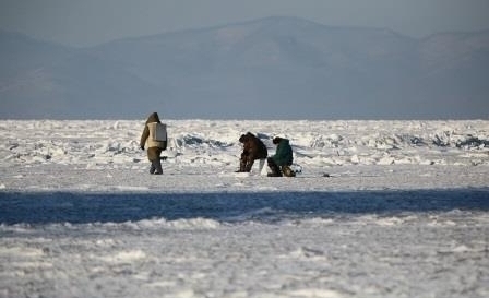 Рыбаки Владивостока игнорируют предупреждения МЧС и выходят на тонкий лёд 