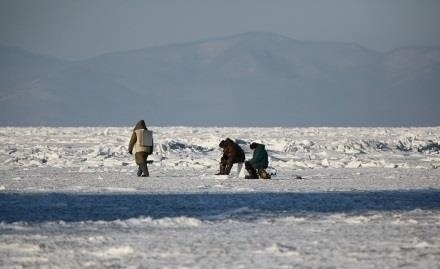 Сотрудники МЧС спасли 11 приморских рыбаков с оторвавшейся льдины 